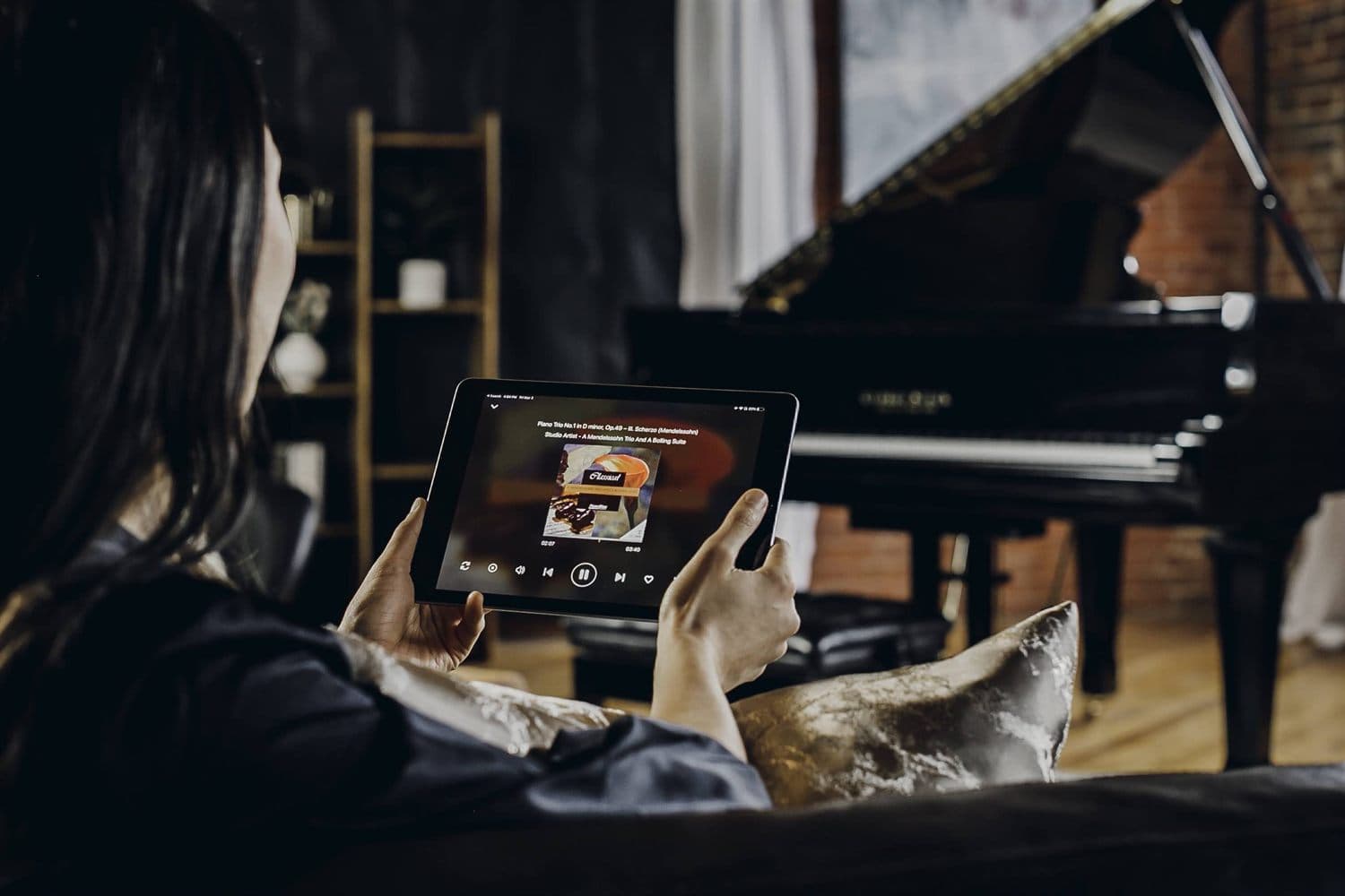 Piano acústico con sistema PianoDisc en una sala